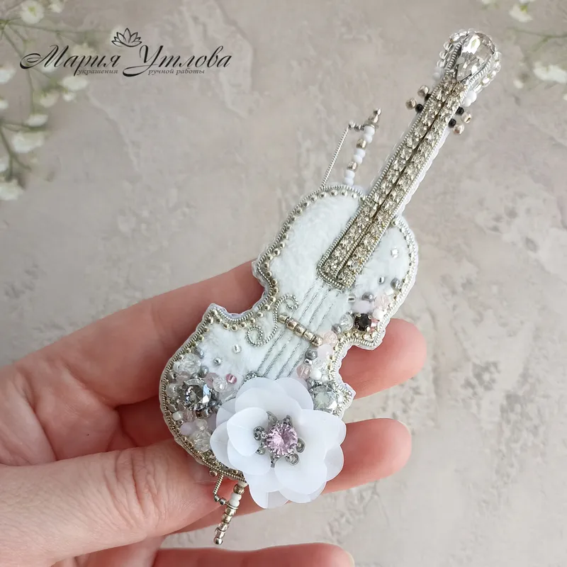 Брошь «Скрипка», белая