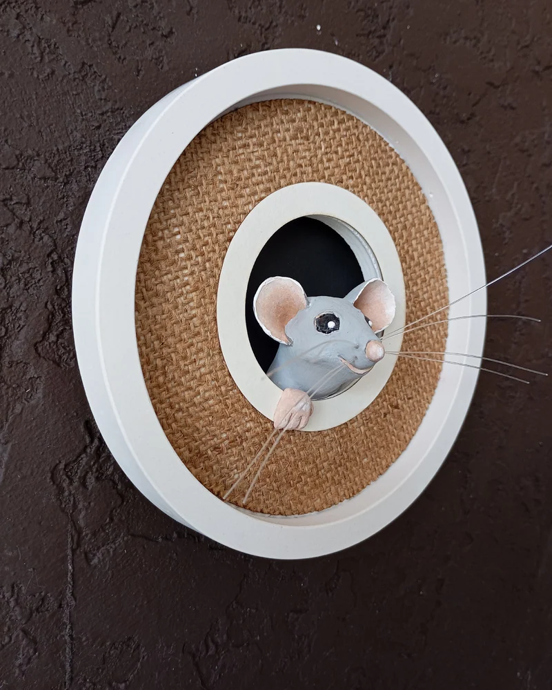 Интерьерное украшение, настенная тарелка "Мышь" - 3D. — Мышь амбарная серая