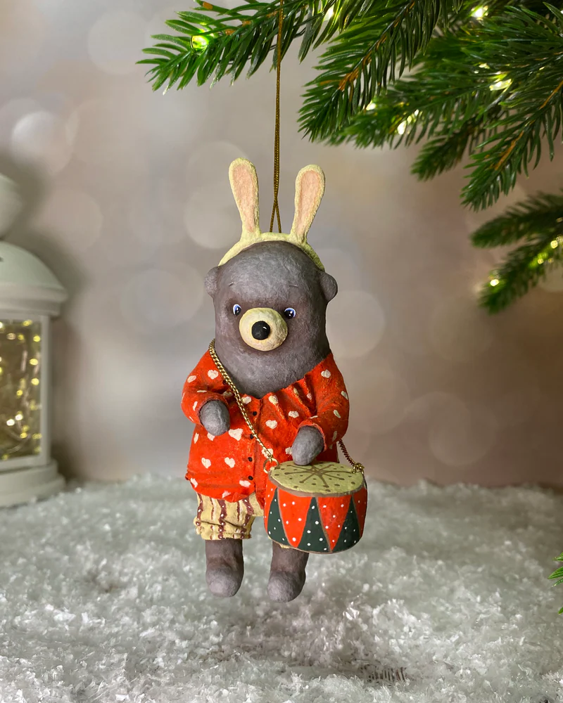 Ёлочная игрушка «Мишка с барабаном в красном»
