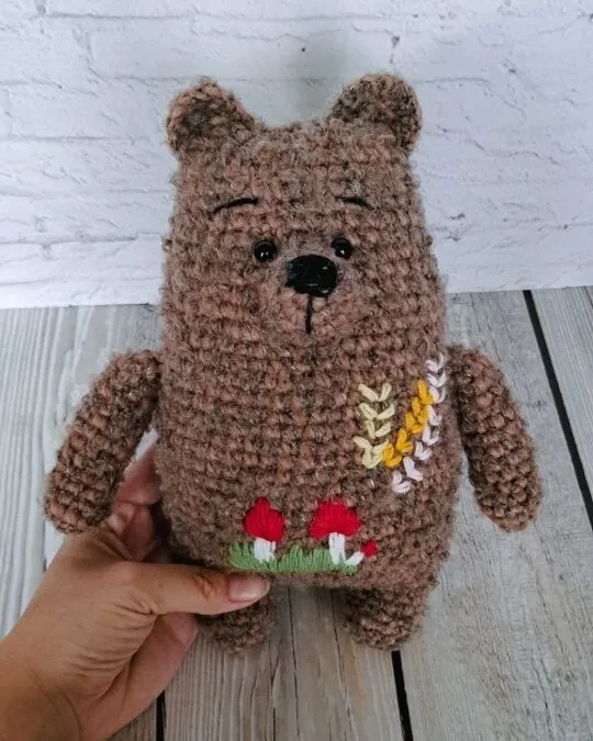 Мишка из шерстяной пряжи букле — коричневый