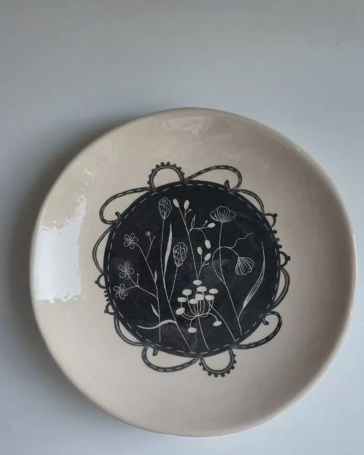 Тарелка с полевыми цветами