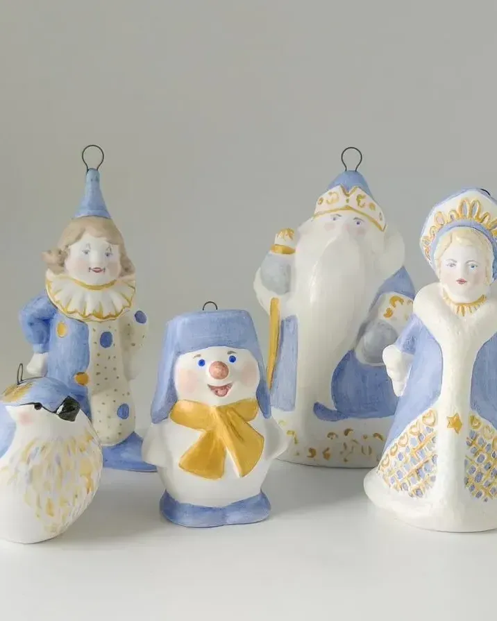 Ёлочные игрушки из фарфора, матовые: Дед Мороз, Снегурочка, Арлекин, снеговик, птичка