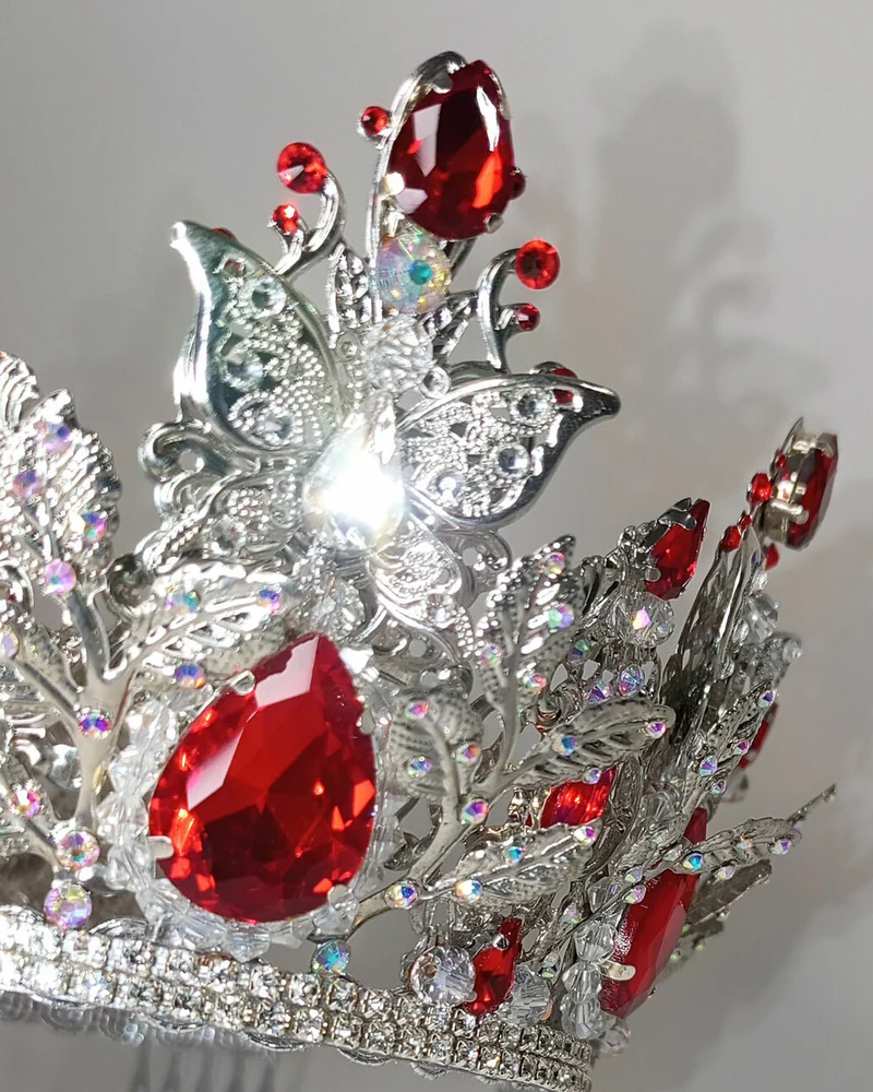 Серебряная корона и серьги с красными кристаллами