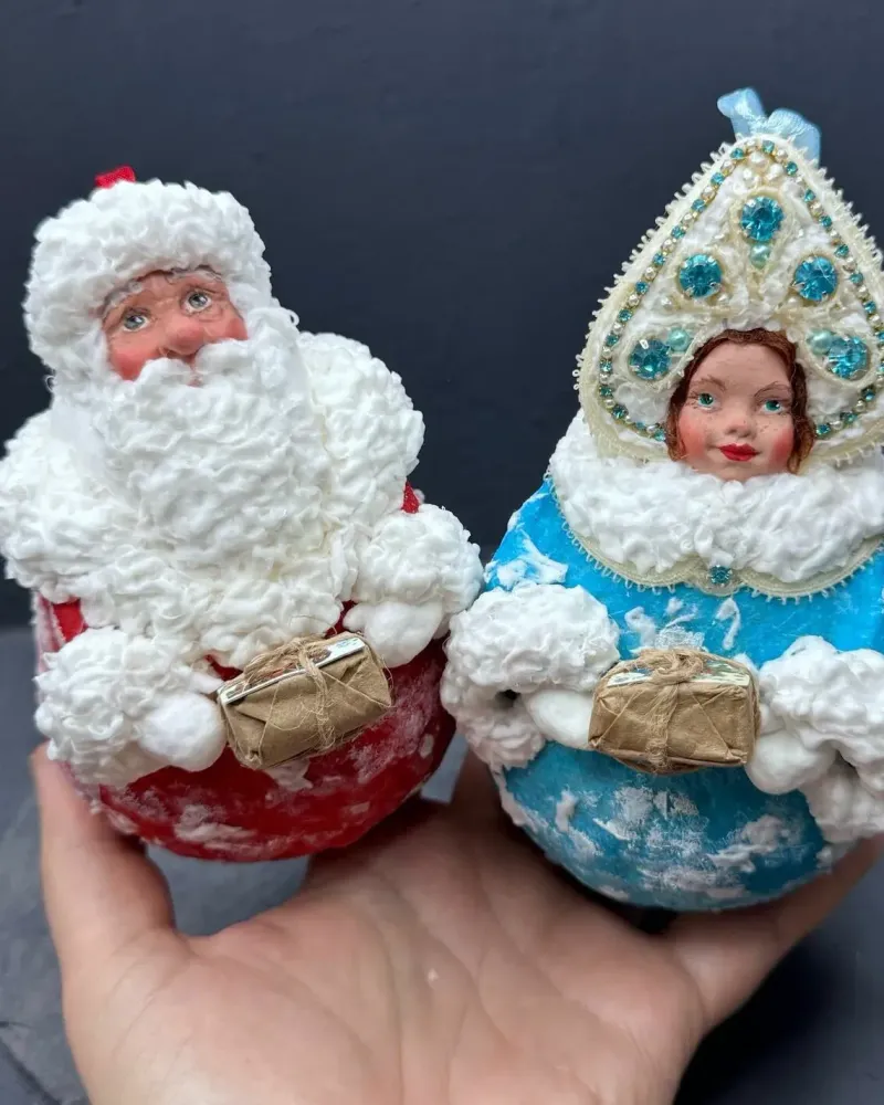 Ватная ёлочная игрушка-шар «Дед Мороз и Снегурочка»