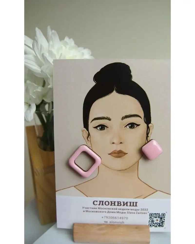 Серьги гвоздики асимметричные маленькие деревянные — розовый