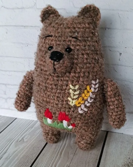 Мишка из шерстяной пряжи букле — коричневый