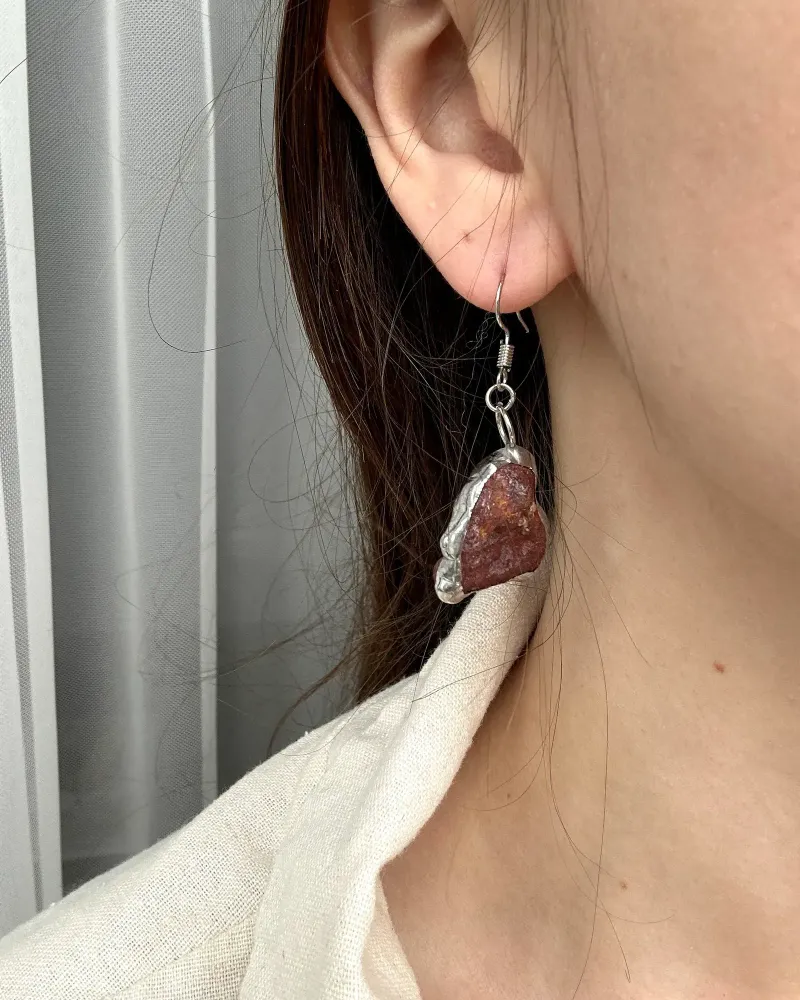 Сережки из боя морской керамики в витражной технике — Бордо