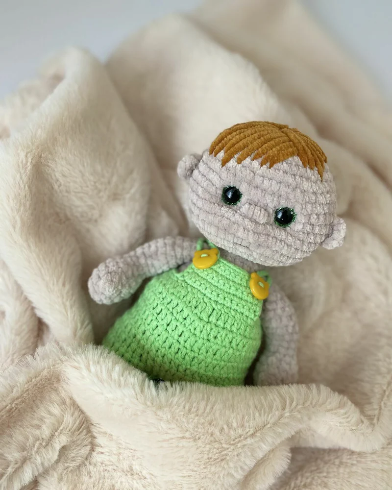Вязаная кукла мальчик малыш амигуруми
