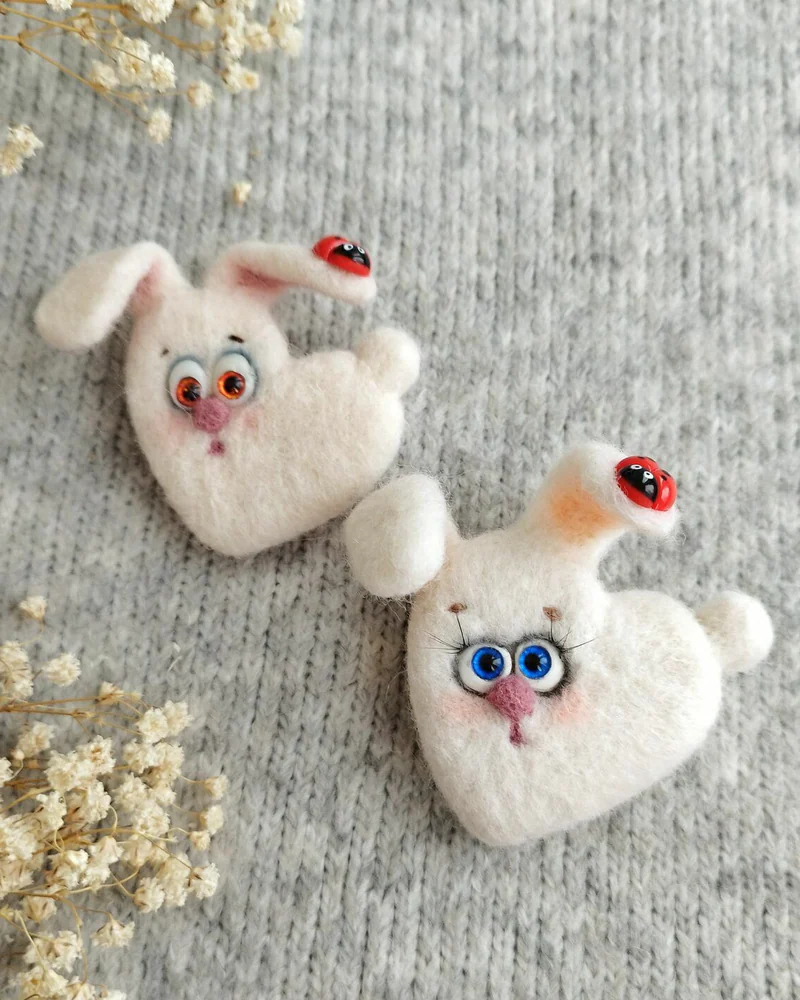 Зайка сердце брошь из шерсти, брошь сердце,