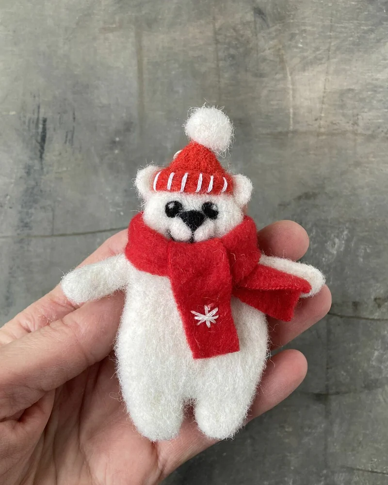 Валяная брошь-игрушка на елку Белый медведь