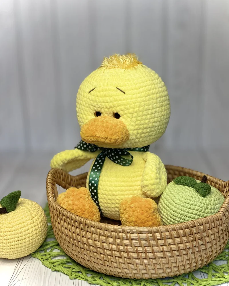 Вязаный жёлтый утёнок амигуруми