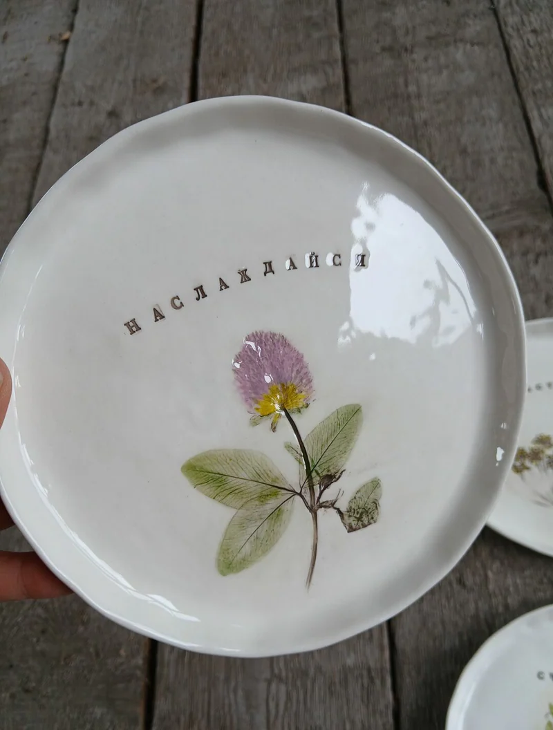 Белое блюдце «Цветные цветы», 16 см