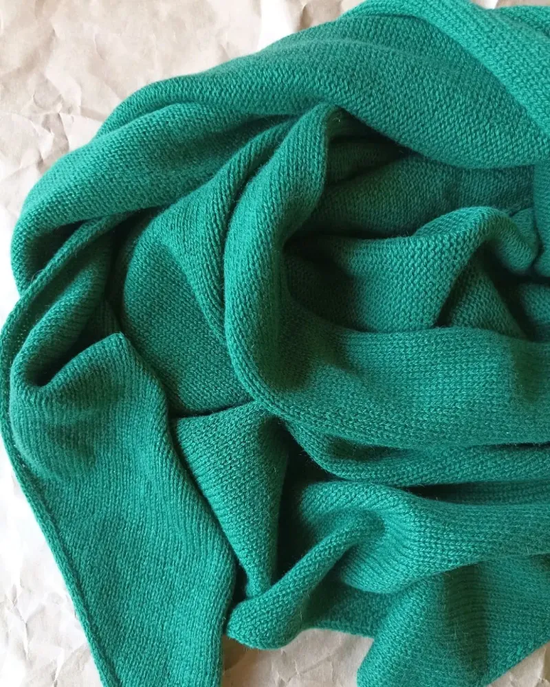 Вязаная ярко-зелёная косынка из мериноса с кашемиром — Основной