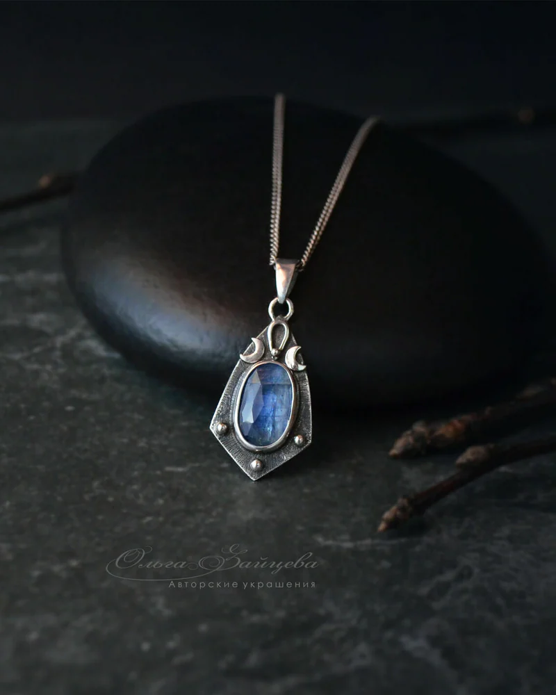 Кулон с синим кианитом