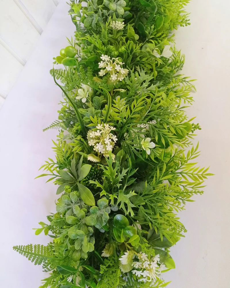 Цветочная гирлянда из искусственной зелени
