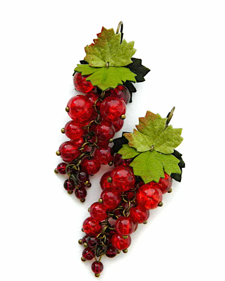 Серьги из кожи, замши и бусин Красная смородина спелая
