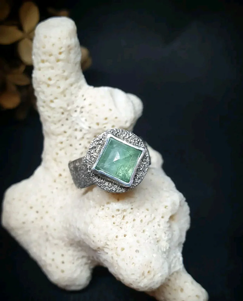 Серебряное кольцо-башня с изумрудом