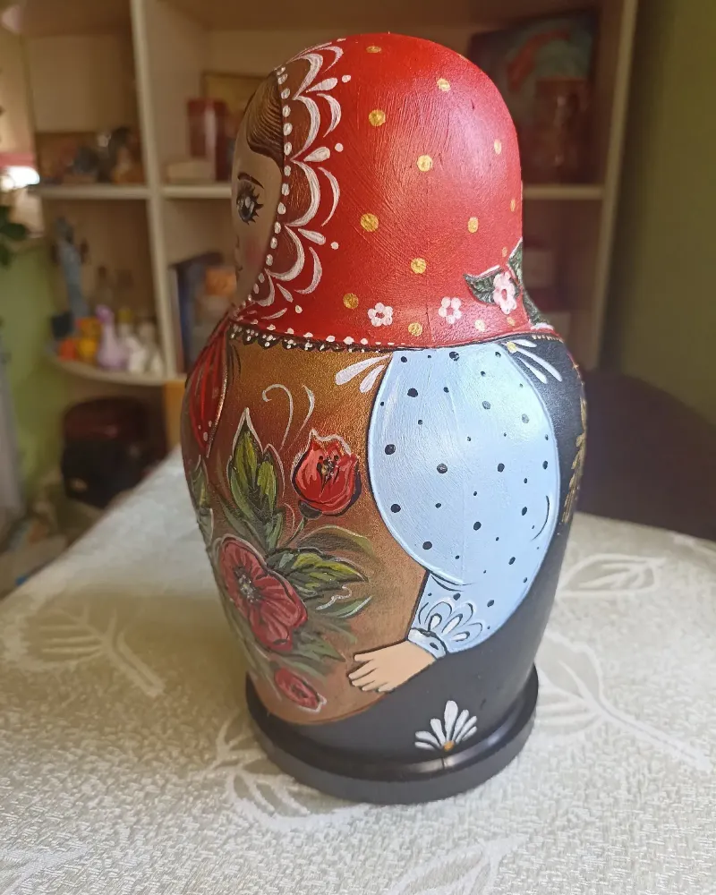 Матрёшка СССР с авторской росписью, красная — Красная