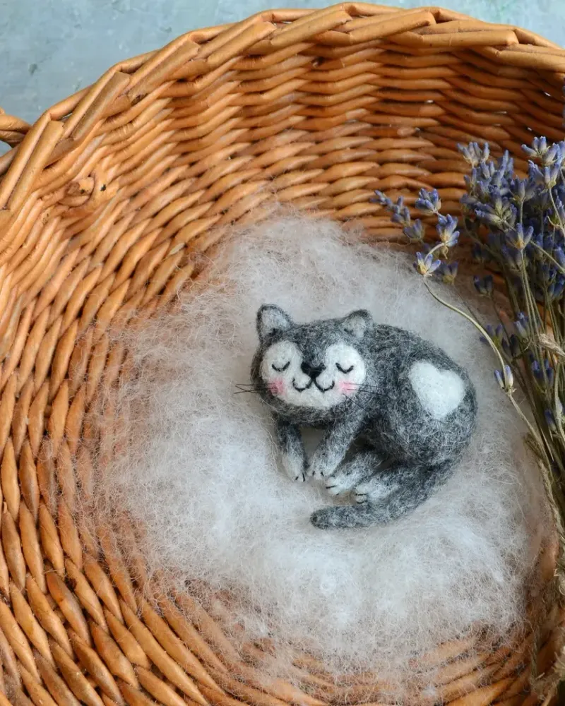 Валяная брошь «Котик клубочком» — Ручная работа