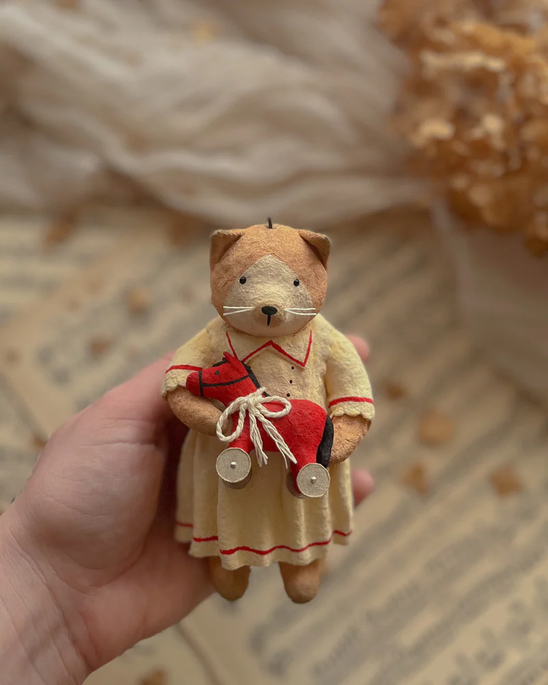 Кошечка с лошадкой из ваты