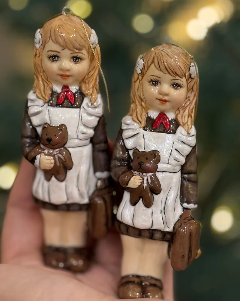 Белая ёлочная игрушка «Школьница»