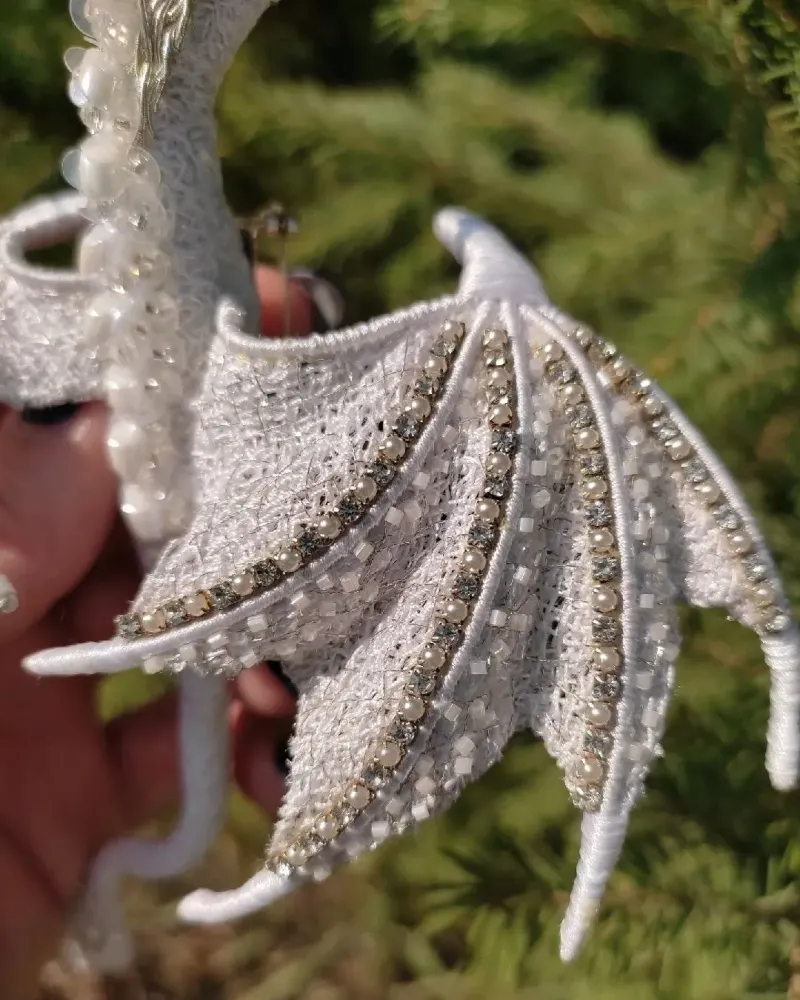 Брошь «Ice Dragon», белая — Основной