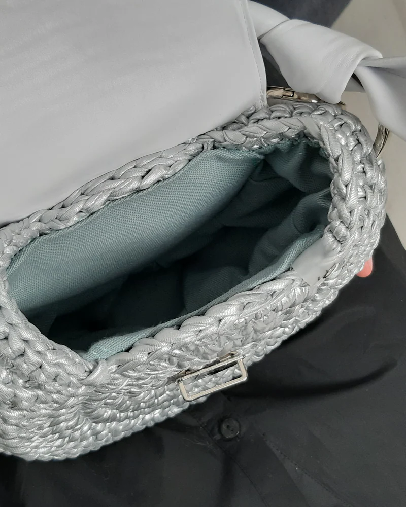Серебристая круглая сумочка из трикотажной пряжи Metallic