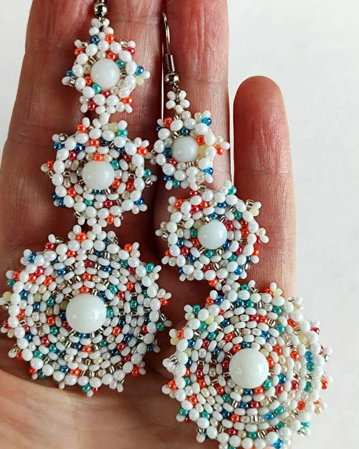 Серьги белые Зимушка из бисера с кораллом
