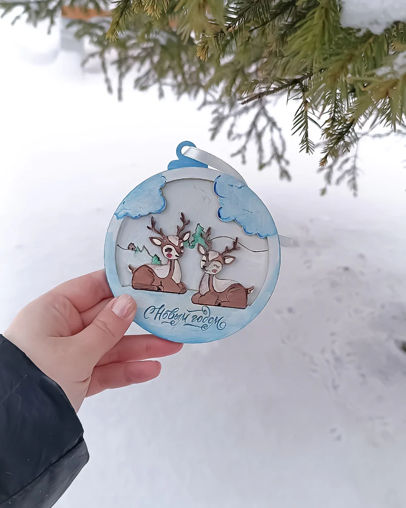 Новогодняя игрушка из дерева с росписью "Олени"