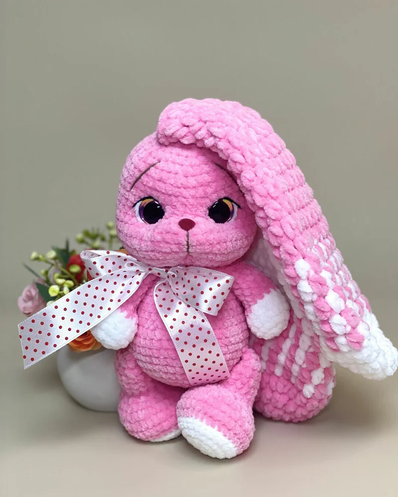 Вязаная розовая зайка амигуруми