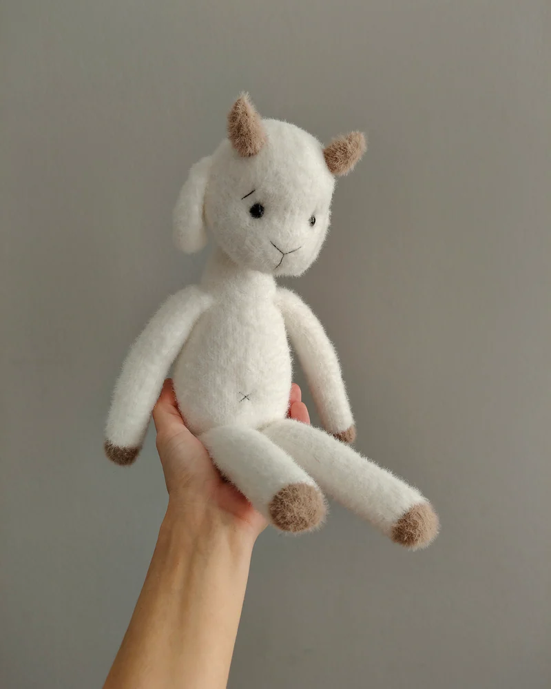 Игрушка козочка в комбинезоне и чепчике — Игрушка козочка