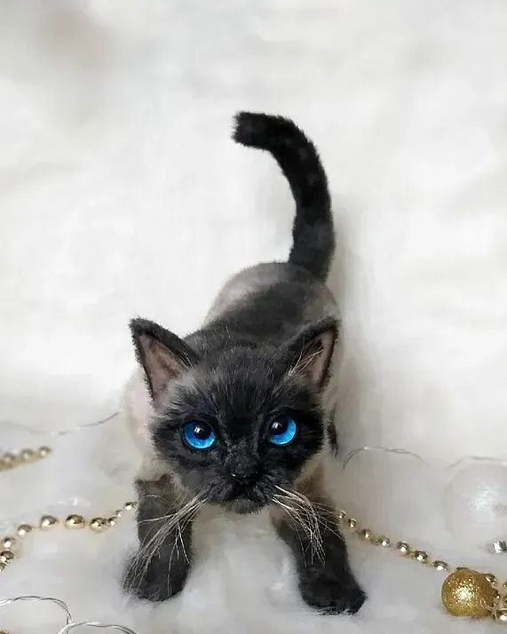 Реалистичная кошка Селия, тёмно-серая