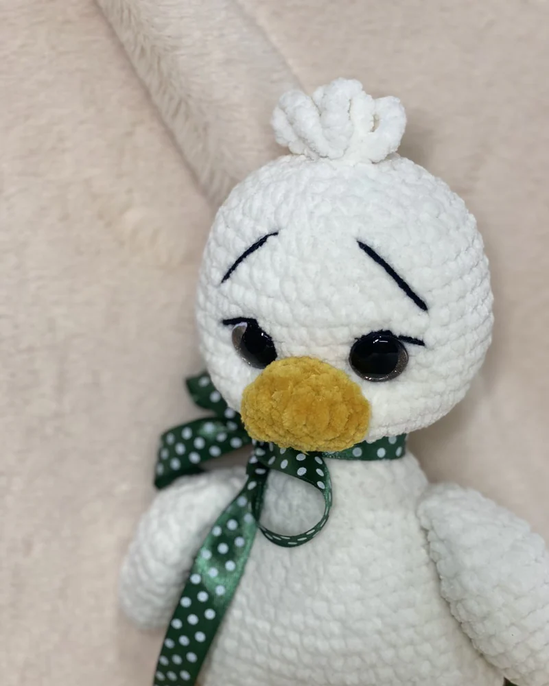 Вязаный белый утёнок амигуруми