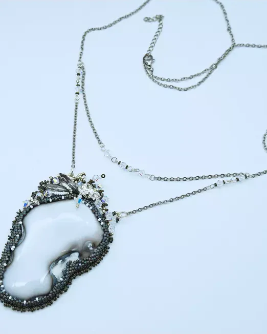 Авторский кулон с кахолонгом и Swarovski
