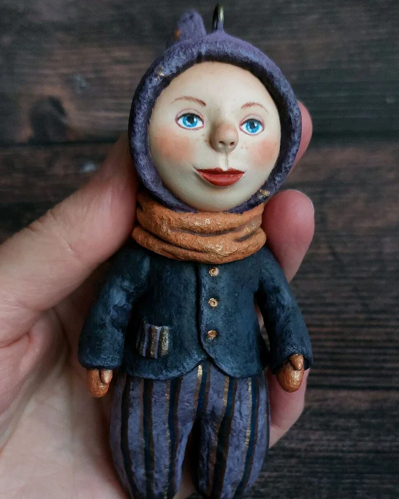 Ёлочная игрушка «Звёздный гном» из ватного папье-маше — Звёздный гном