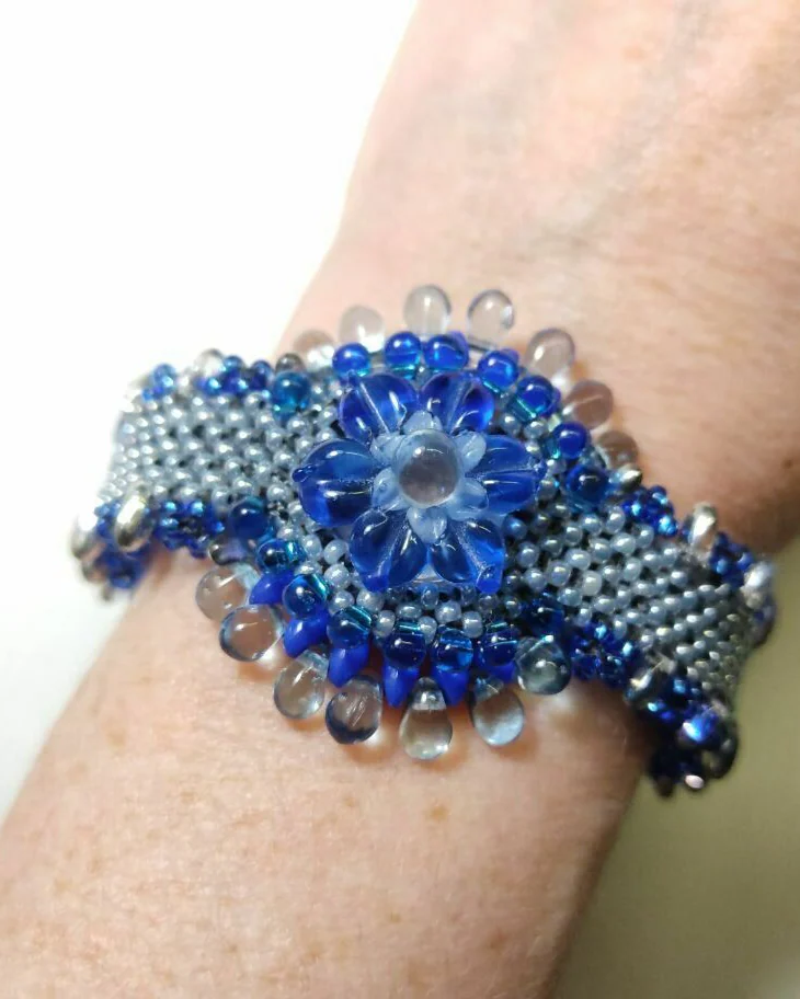 Серый браслет из бисера длина 16,5 см