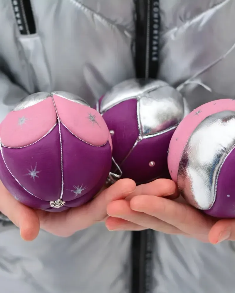 Елочные Шары из кожи серебристый фиолетовый комплект