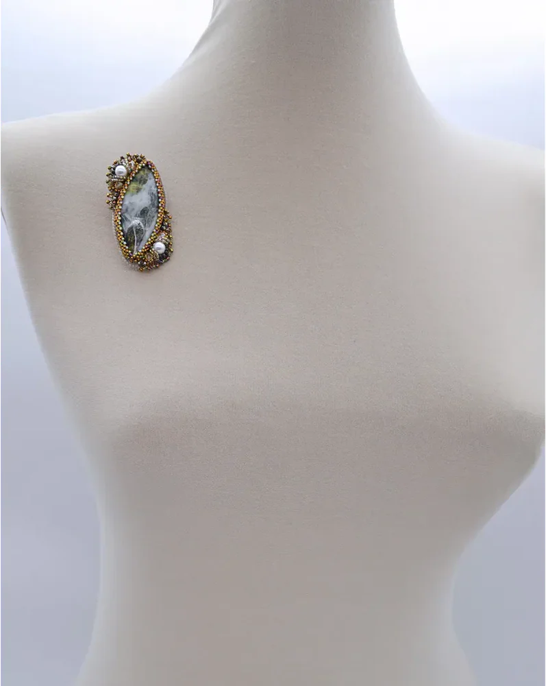 Брошь ручной работы с офитом и Swarovski
