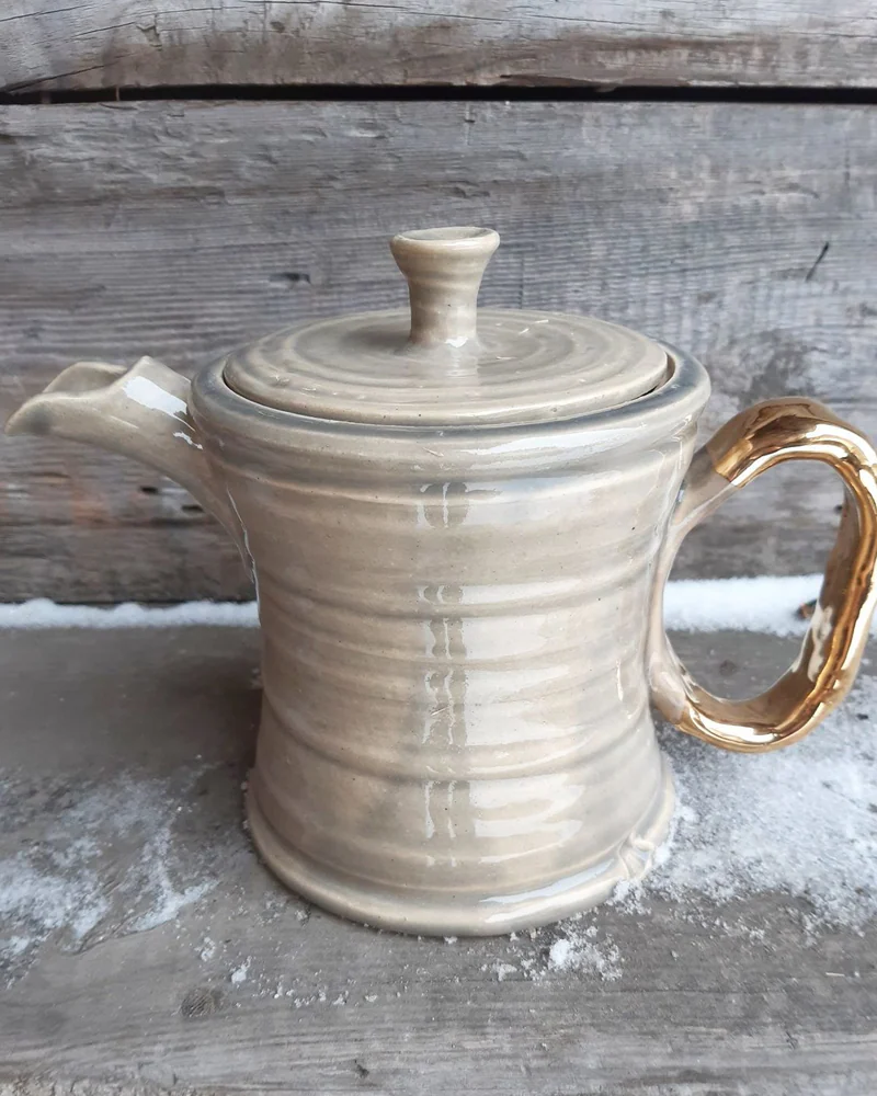 Серый чайник с золотой ручкой, 1 л