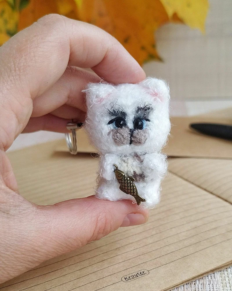 Миниатюрная вязаная игрушка белый котик, рыжий кот