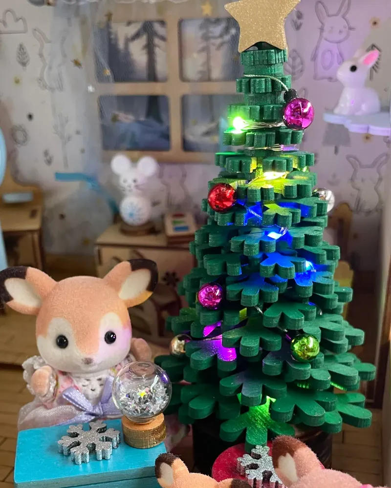 Новогодняя ёлка с гирляндой и подарками для кукольного домика — С подарками и светом