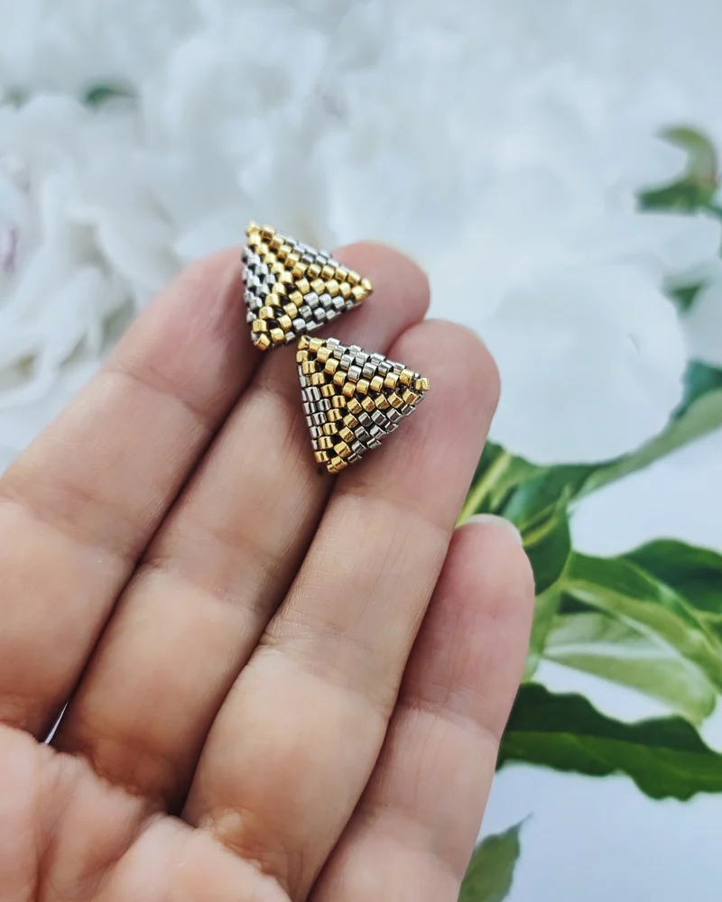 Серьги гвоздики из бисера