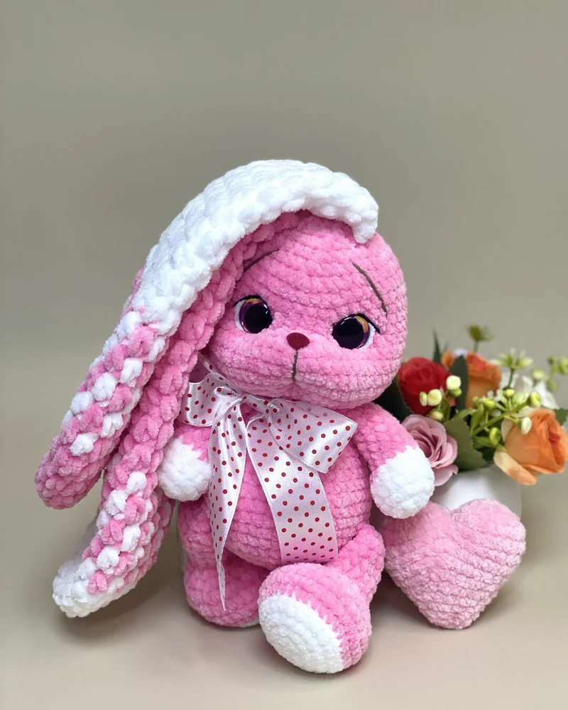 Вязаная розовая зайка амигуруми
