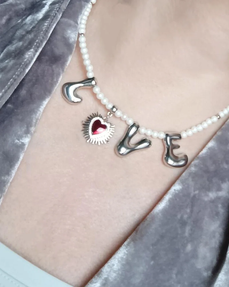 колье со словом LOVE