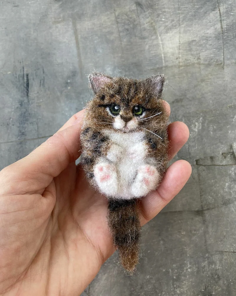 Валяная брошь Котик