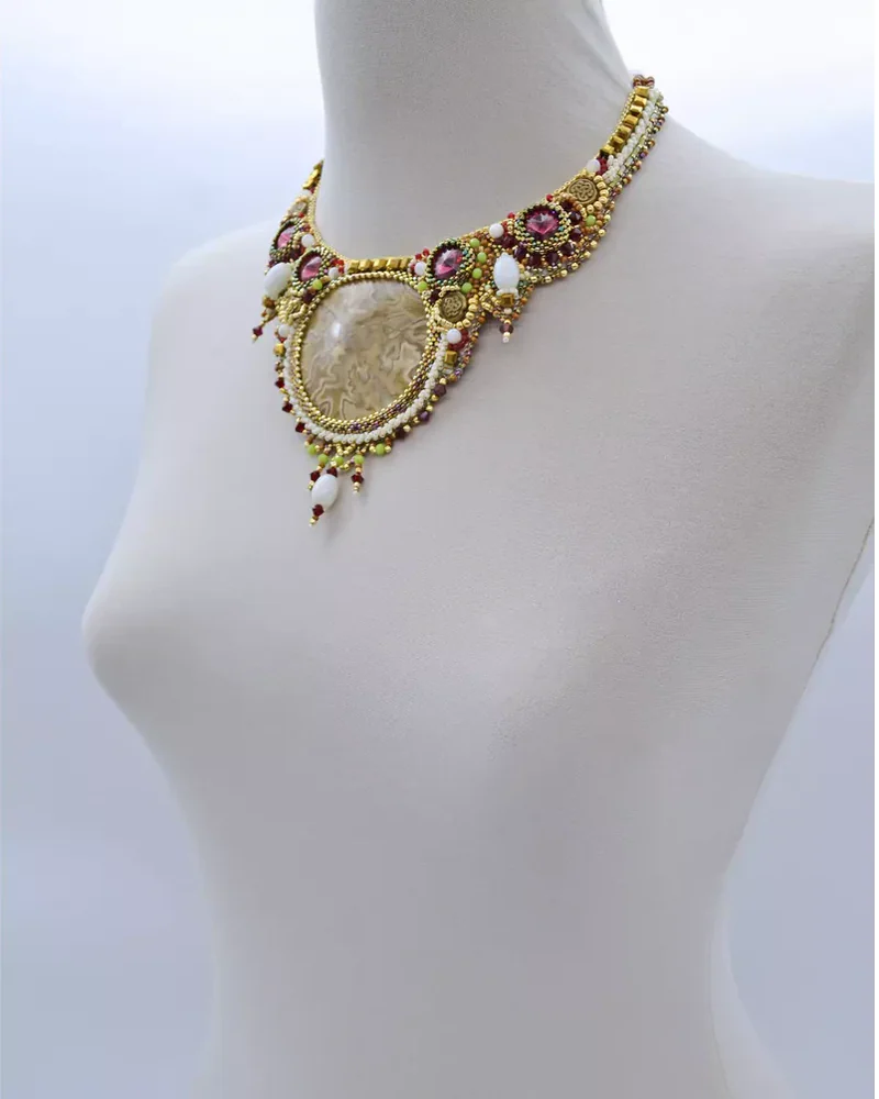 Авторское колье с кальцитом и Swarovski