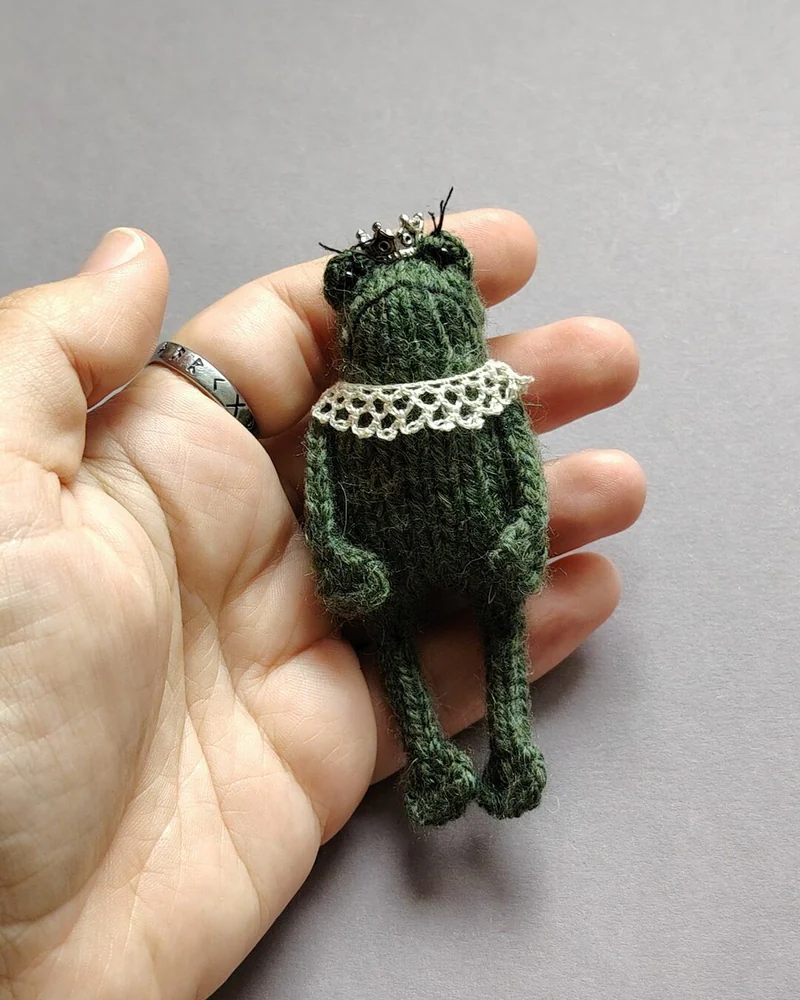Зелёная вязаная лягушка с короной