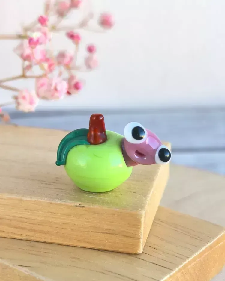 Миниатюрная стеклянная фигурка Яблоко с червячком в технике Lampwork — Высота 10 мм