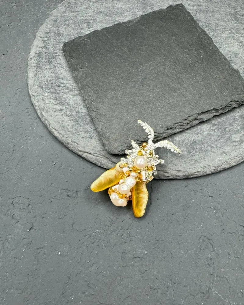 Брошь жук вышитая из бисера с натуральным янтарем Медовый Мотылек