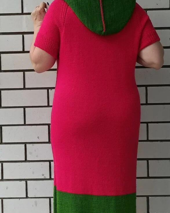 Яркое розовое вязаное длинное платье авторское с капюшоном